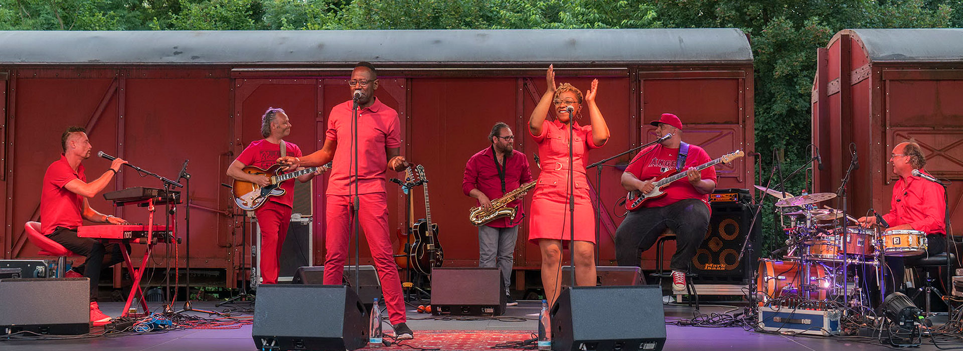 Eine Soul-Band spielt am Bahnhof in Püttlingen in roter Kleidung